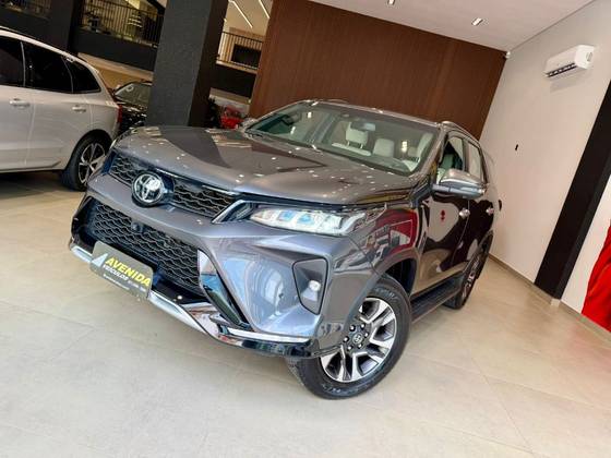TOYOTA HILUX SW4 2.8 D-4D TURBO DIESEL DIAMOND 7L 4X4 AUTOMÁTICO